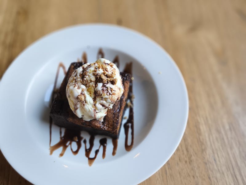 Chocolate brownie with vanilla ice cream